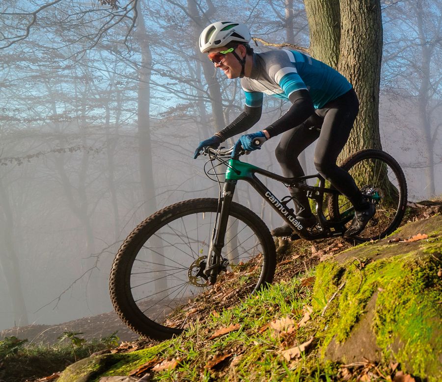Bajando hacia el fondo del valle, la Cannondale muestra su carácter robusto a altas velocidades. La Scott sigue de cerca a la estadounidense gracias a su manejo juguetón aunque los años no pasan en vano para nadie.