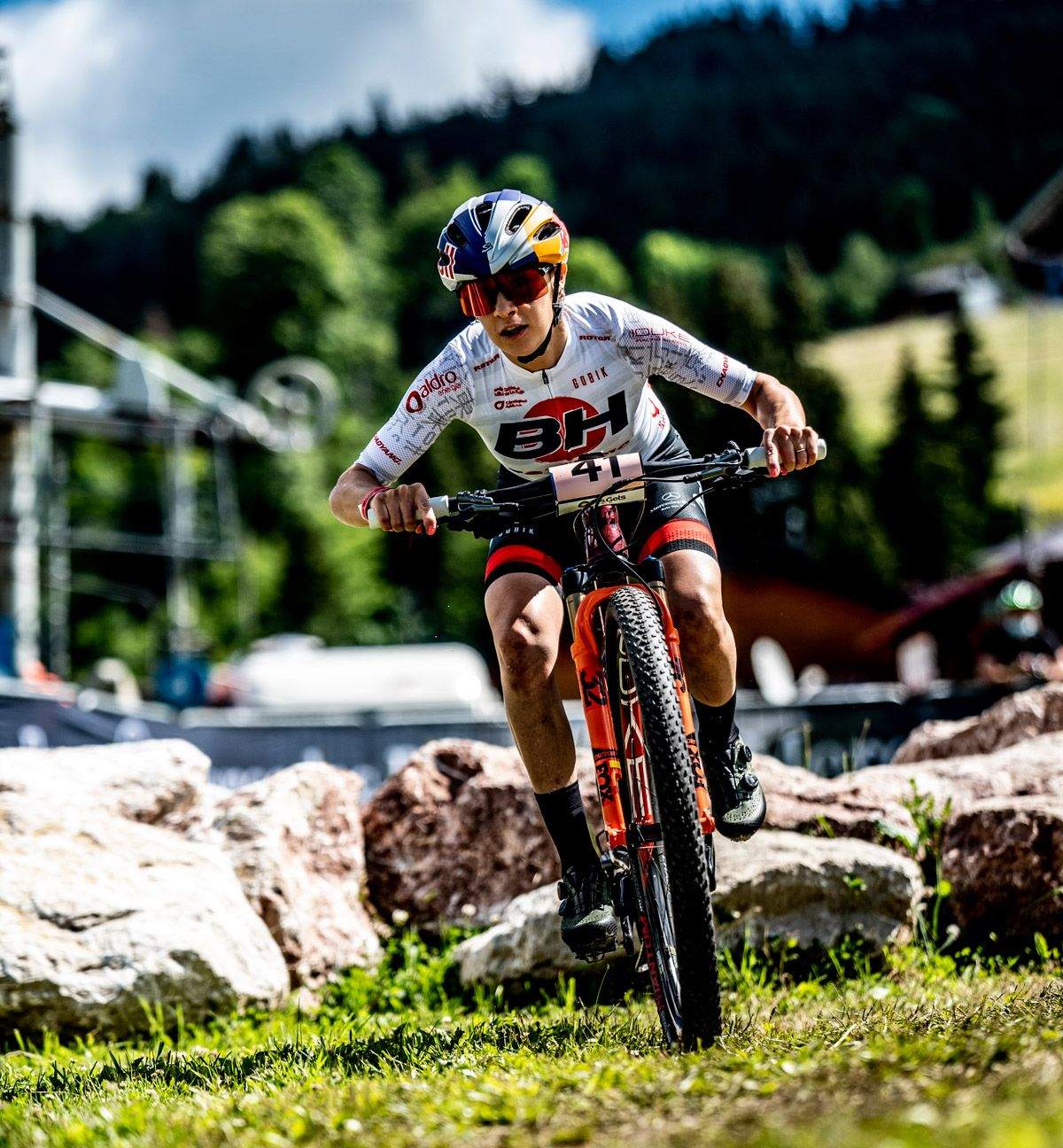 Maillot edición limitada Tokio 2021 de Gobik para el BH Templo Cafés detalle 2