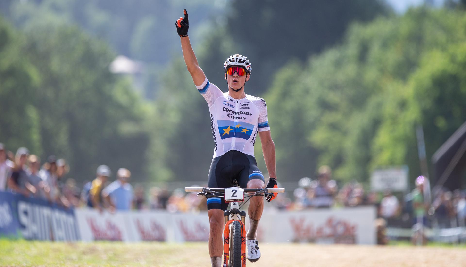 Mathiey Van der Poel luciendo el miallot de Campeón de Europa.