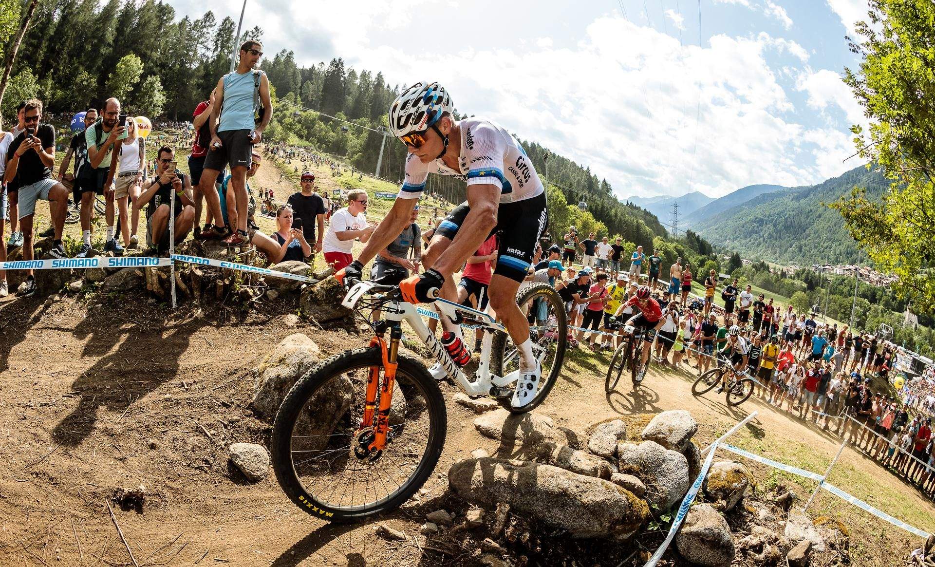 Van der Poel en acción sobre el circuito de Val Di Sole. 