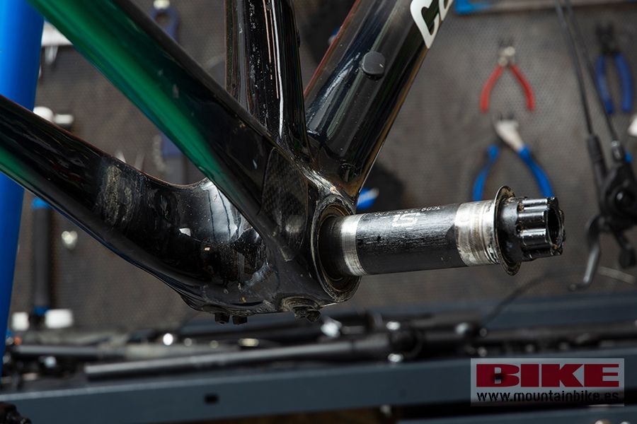 Potencia/manillar Cannondale: combinación de aluminio y carbono. Sin crujidos ni inconvenientes en toda la prueba. 