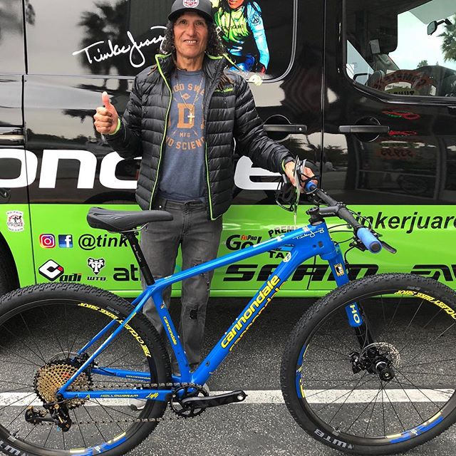 Desde el año 94, Tinker ha montado sobre bicis Cannondale. Se le hará raro dar pedales sobre una horquilla no monobrazo