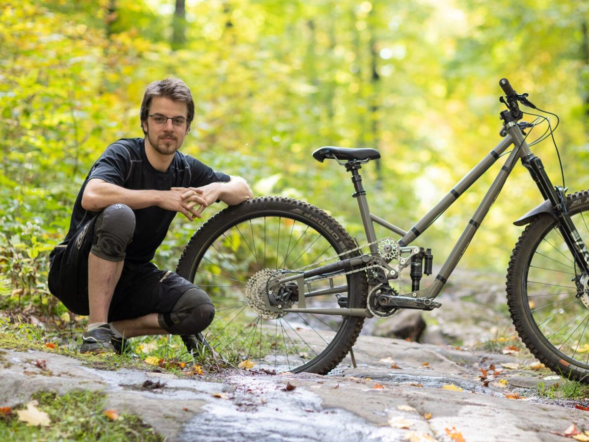 Cedric Eveleigh es el creador del sistema Supre Drive de suspensión. Aquí está con uno de sus prototipos de bicicleta completa.
