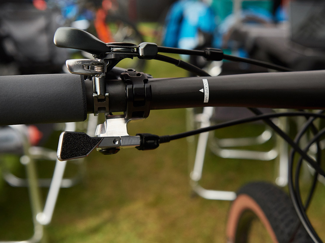 Ella baja sola: Tija BMC Autodrop