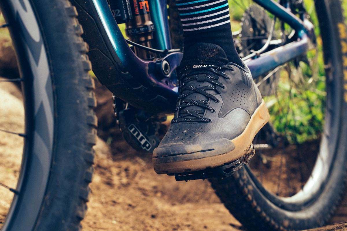 Las primera zapatillas para enduro y e-MTB de Giant