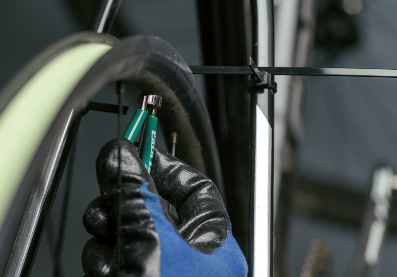 Cómo centrar una rueda de forma casera Cómo centrar una rueda de forma casera