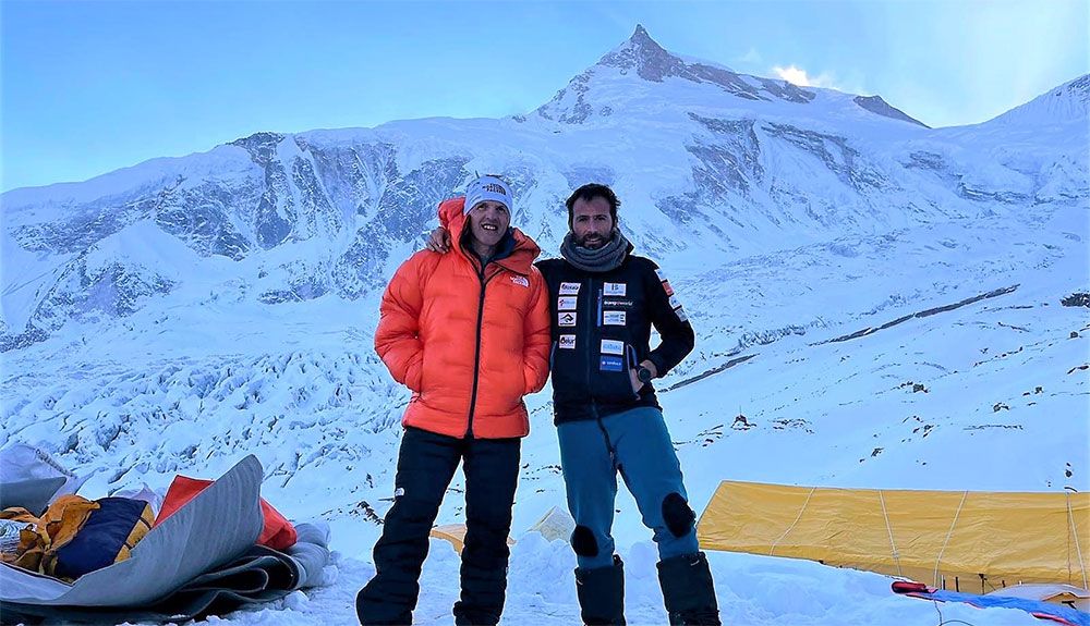 Txikon y Moro a los pies del Manaslu