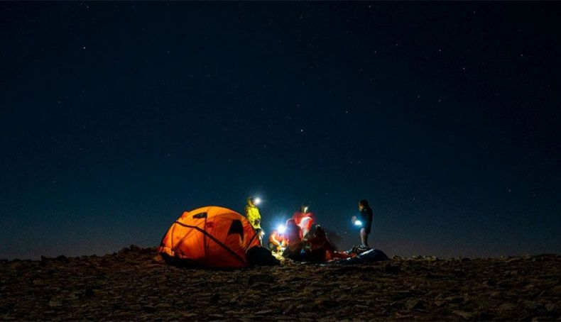 El pequeño campo base bajo la bóveda estrellada