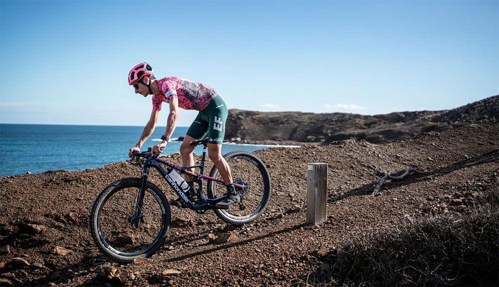 Lachlan Morton a por el FKT del Camí de Cavalls. Foto: Jordi Saragossa Lachlan Morton a por el FKT del Camí de Cavalls. Foto: Jordi Saragossa