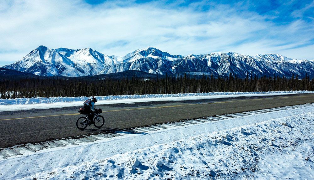 Omar di Felice completa la primera vuelta al mundo en bicicleta a través del ártico