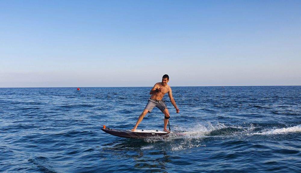 Surfear en una tabla eléctrica