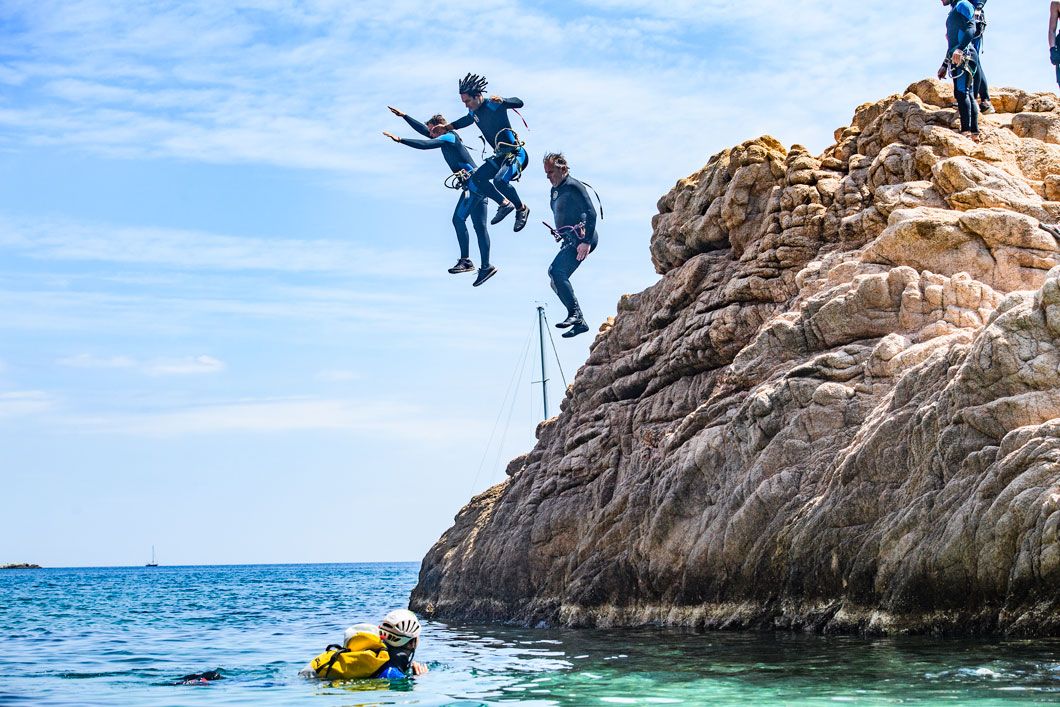 Coastering salto desde roca