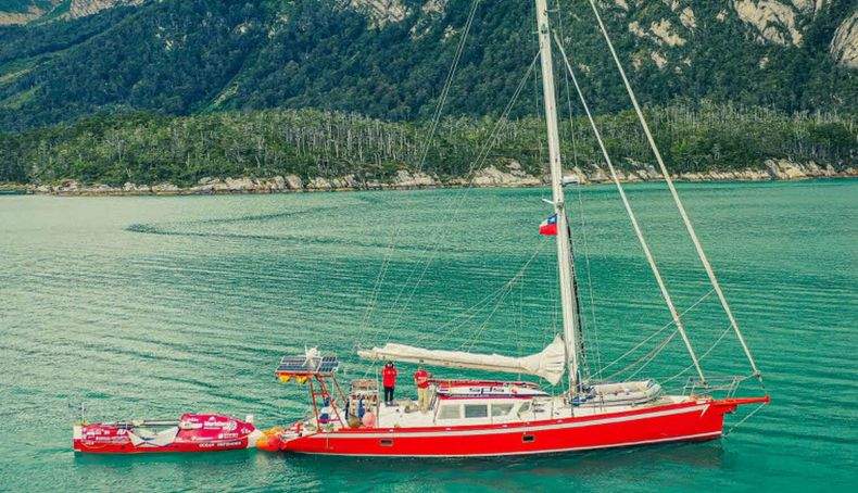 Barco Ypake II de Ezequiel Sundland, diciembre 2021, remolcando el Ocean Defender