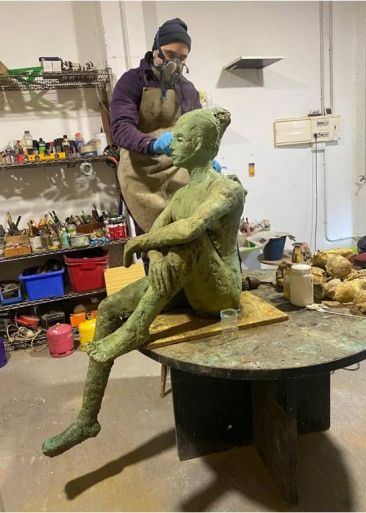La peregrina de Cee   Miguel Couto en su taller