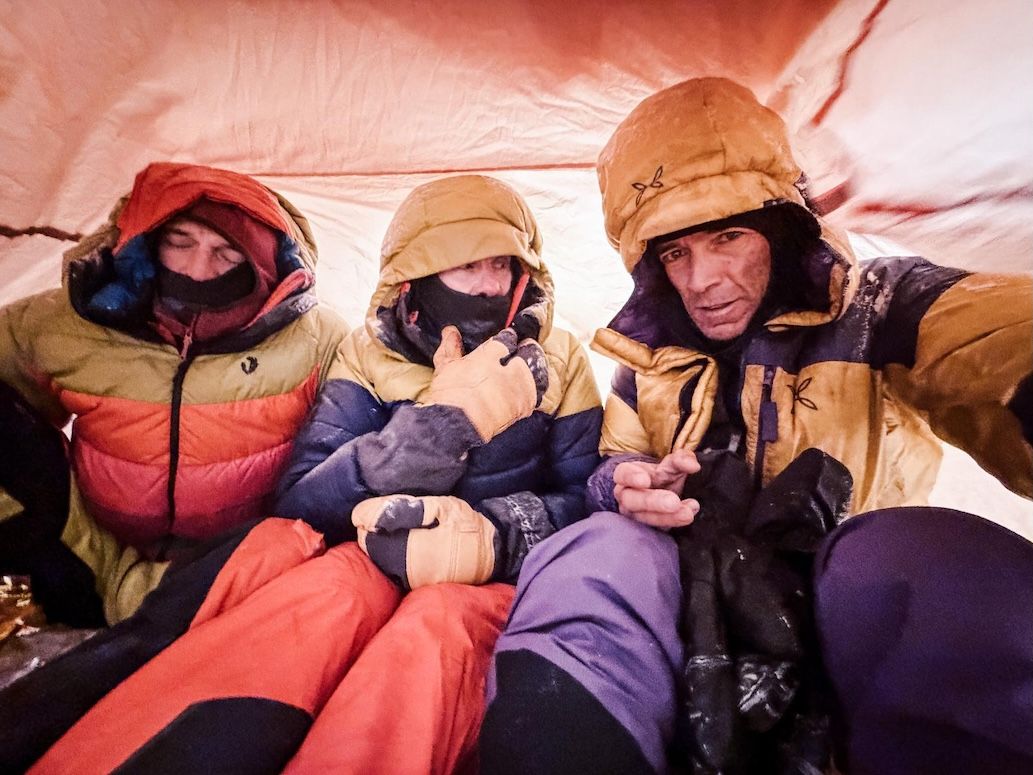 Barmasse, Berg y  Bielecki durante la ascensión en el Numbur Peak