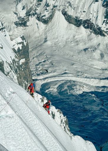 Reaching the last part of the south face of Numbur pic. Herve Barmasse