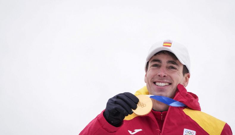 El esquiador español Oriol Cardona con su histórica medalla