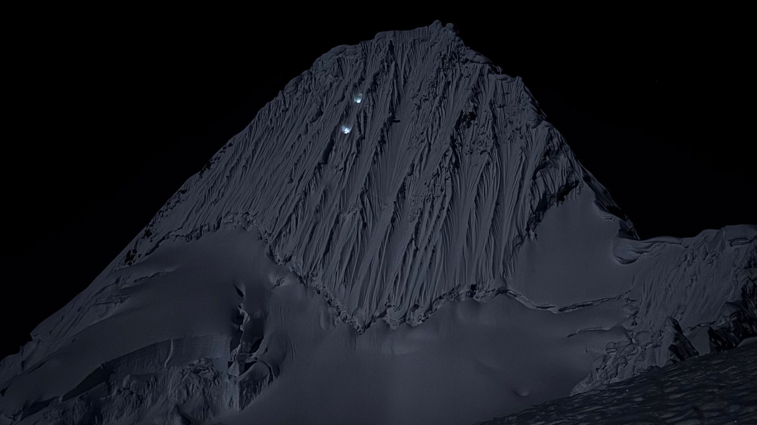 Ascensión nocturna del Alpamayo. Foto: C. Vicuña Ascensión nocturna del Alpamayo. Foto: C. Vicuña