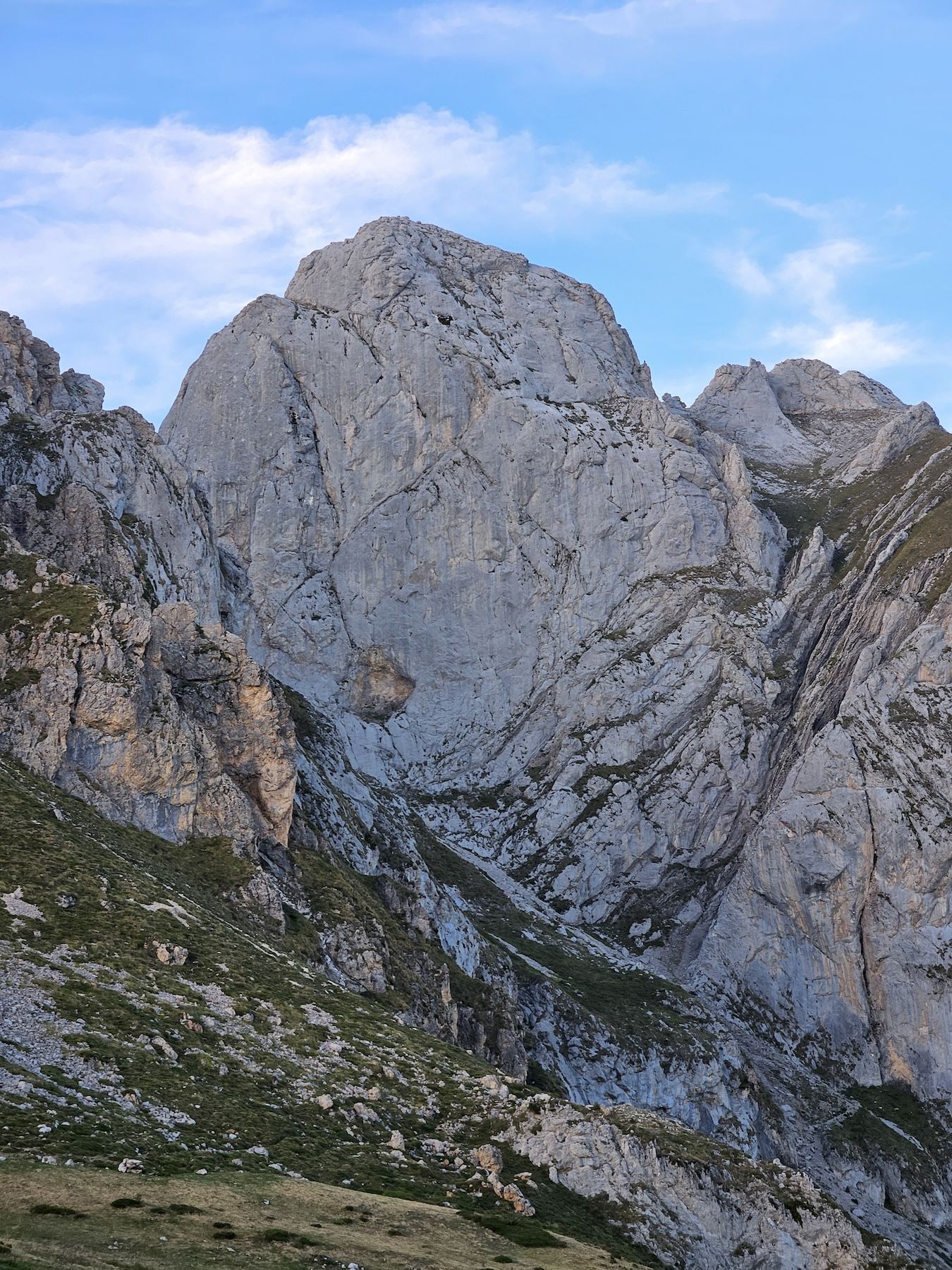 Tiro Pedabejo (2.189 m), en Picos de Europa. ©Hermanos Pou