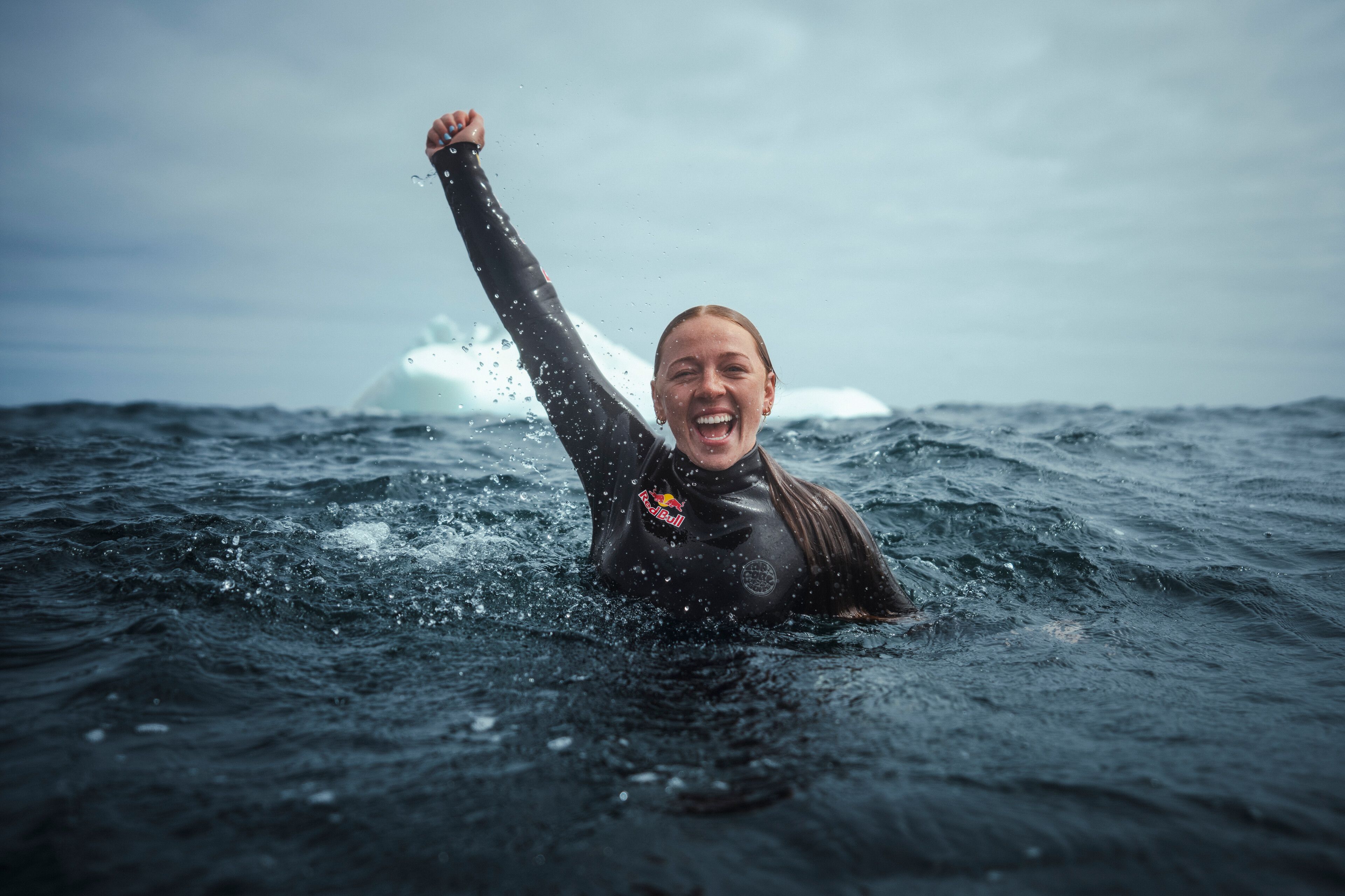 Molly Carlson hace historia al convertirse en la primera mujer en saltar desde un iceberg