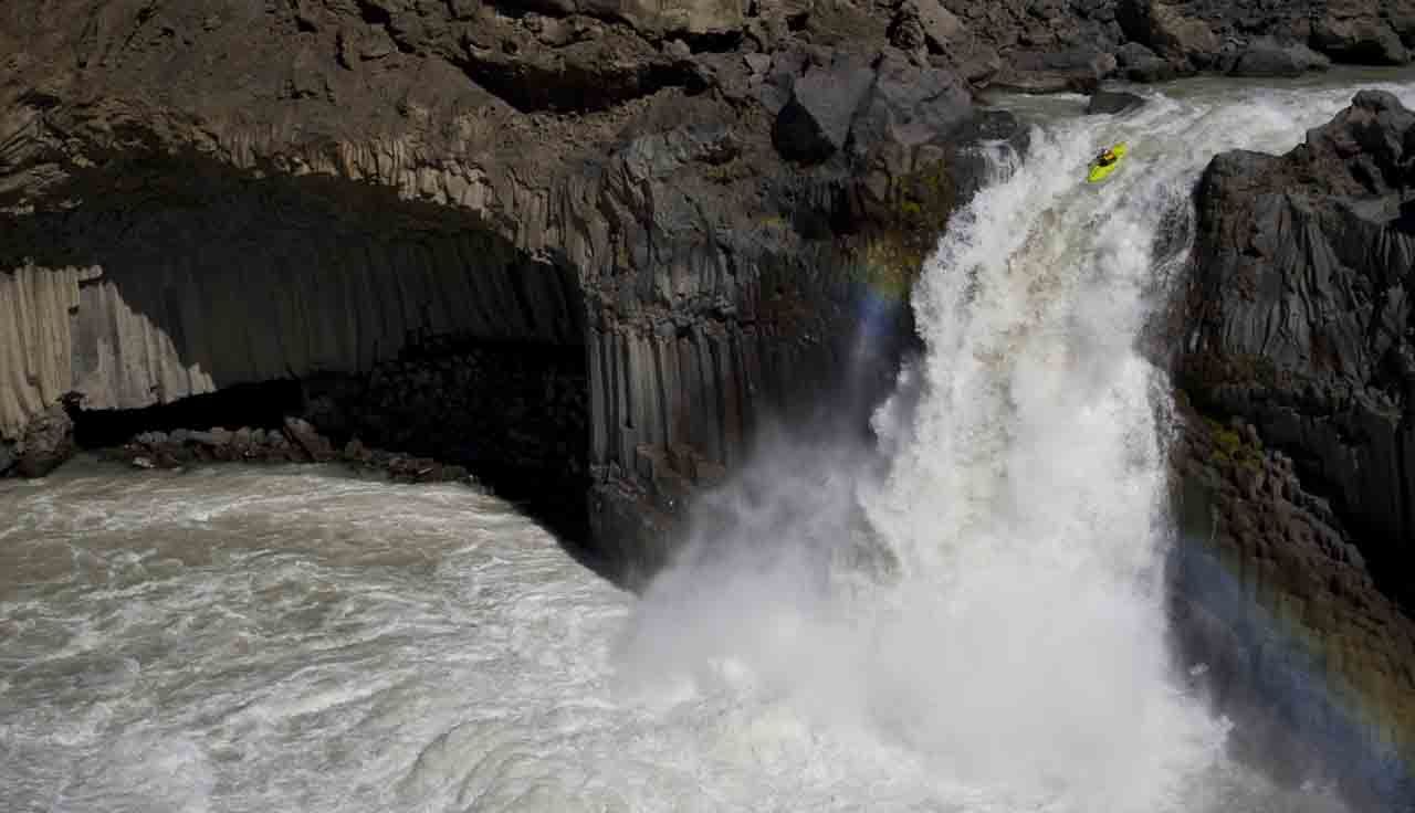 El kayakista Steve Fisher en Islandia, demostrándole al río que es un tipo con mucho carácter... - Foto: Desre Pickers/Red Bull Photofiles
