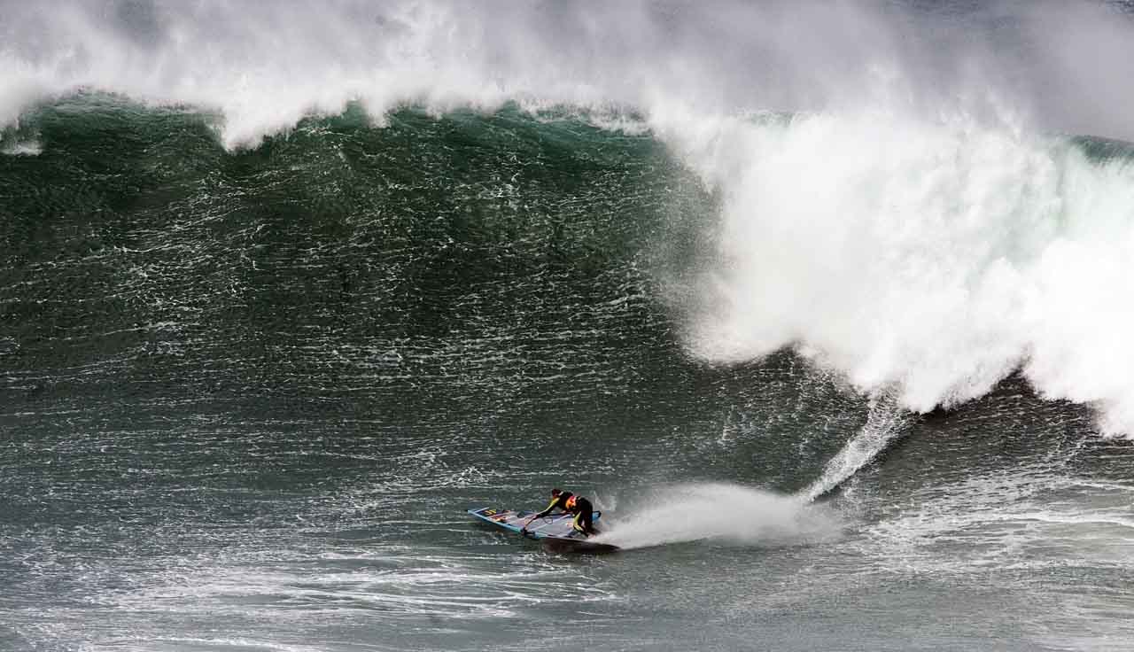 Una monstruosa ola se cierne sobre el windsurfista australiano Jason Polakow en Papatowai, Nueva Zelanda. - Foto: N.Secker / Red Bull Photofiles