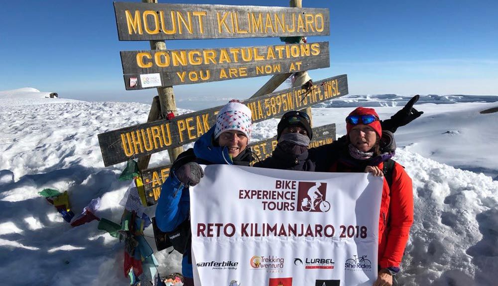 Ruth Moll, primera mujer europea en hacer cima en el Kilimanajaro en bicicleta Ruth Moll, primera mujer europea en hacer cima en el Kilimanajaro en bicicleta