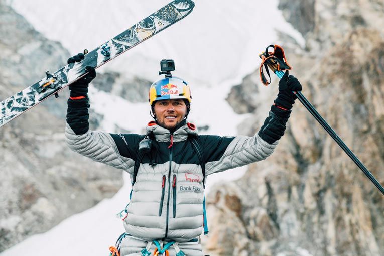Primer descenso con esquís desde la cima del K2