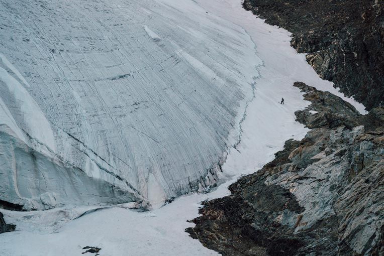 Primer descenso con esquís desde la cima del K2