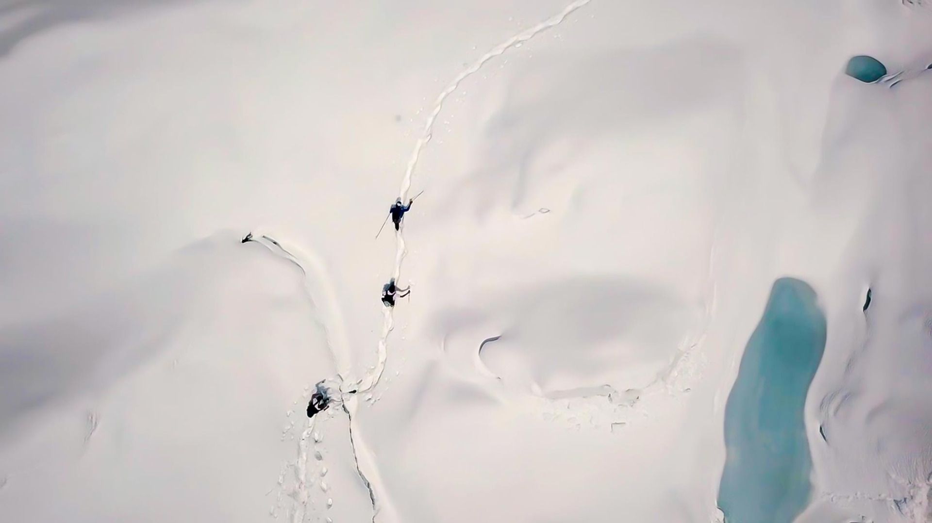 Primer descenso con esquís desde la cima del K2