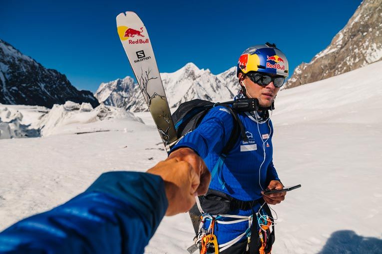 Primer descenso con esquís desde la cima del K2