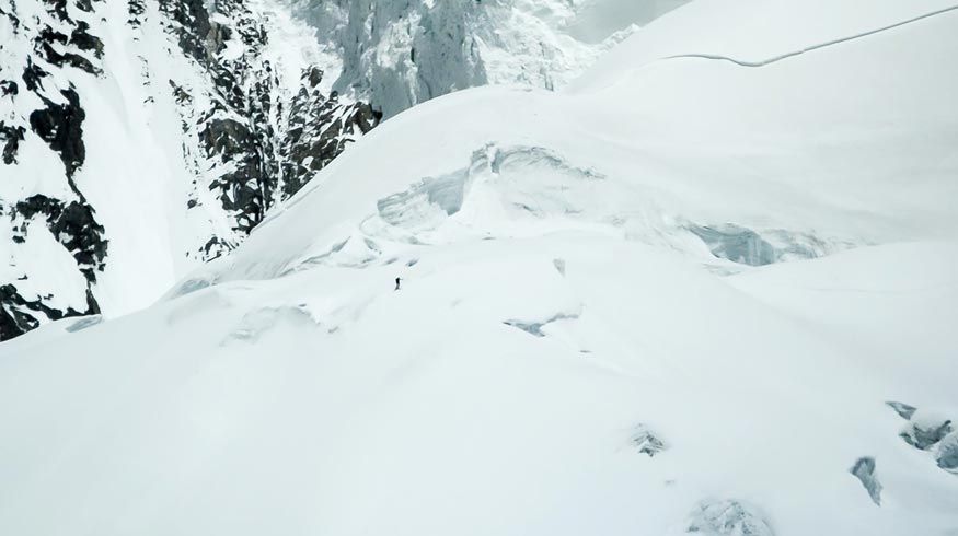 Primer descenso con esquís desde la cima del K2