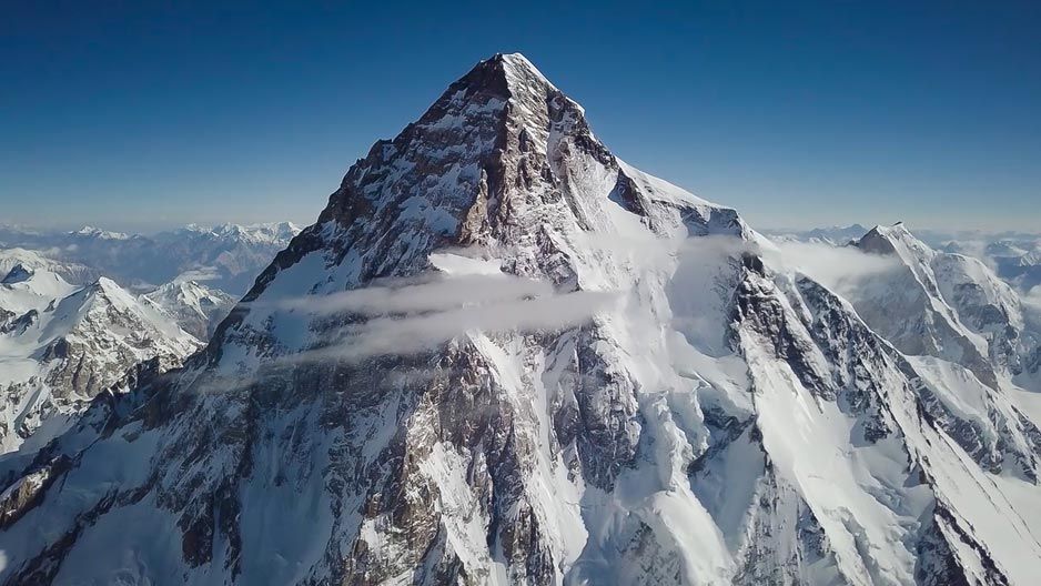Primer descenso con esquís desde la cima del K2
