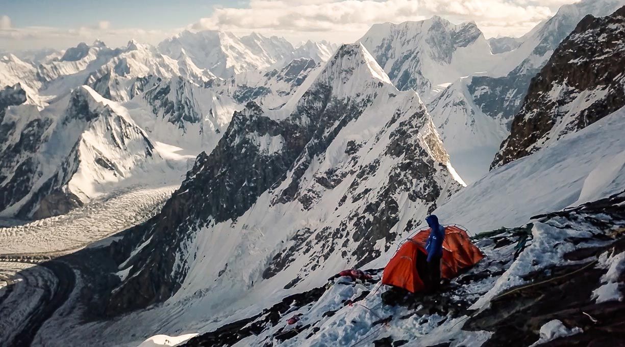 Primer descenso con esquís desde la cima del K2