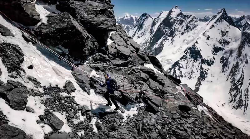 Primer descenso con esquís desde la cima del K2