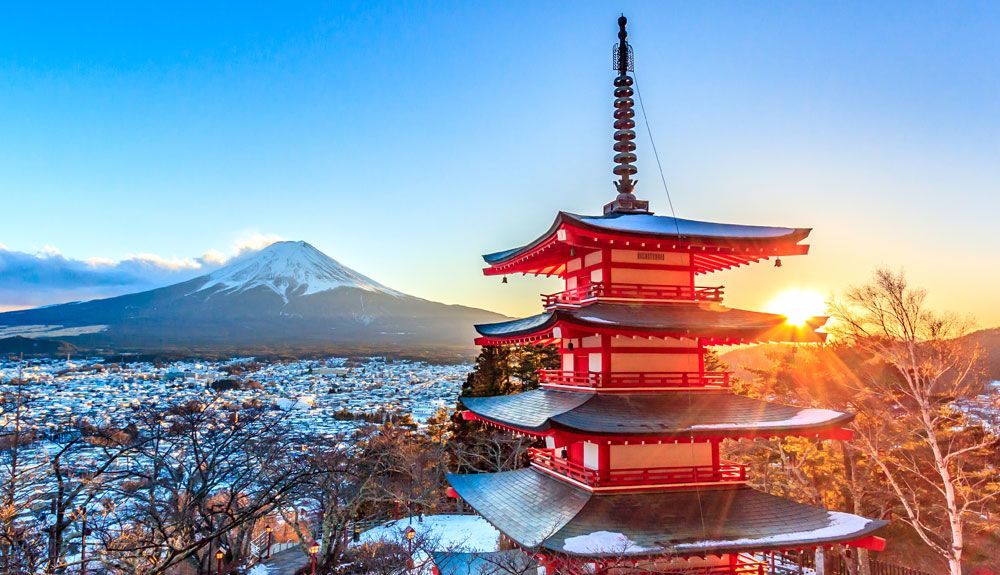 Una de las mejores vistas del icónico Monte Fuji se consigue ascendiendo los 400 escalones hasta lo alto del Arakura Sengen Shrine, en Fujiyoshida, desde donde la visión incluye las bellas formas de la Pagoda Chureito. Japón en estado puro. Una de las mejores vistas del icónico Monte Fuji se consigue ascendiendo los 400 escalones hasta lo alto del Arakura Sengen Shrine, en Fujiyoshida, desde donde la visión incluye las bellas formas de la Pagoda Chureito. Japón en estado puro.