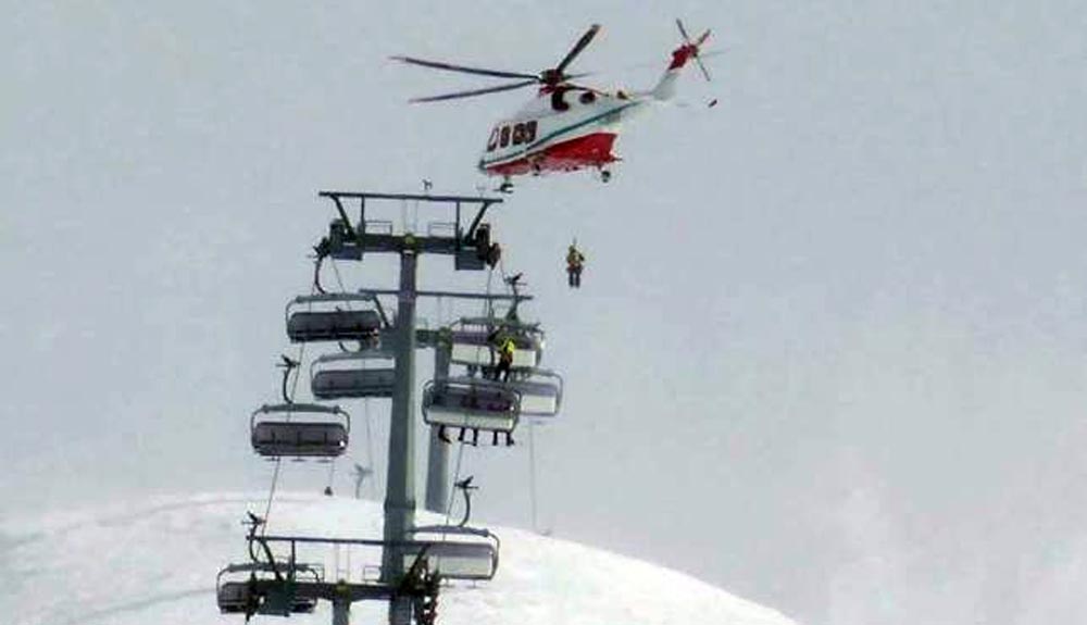 Un helicóptero rescata a 27 esquiadores en Breuil-Cervinia