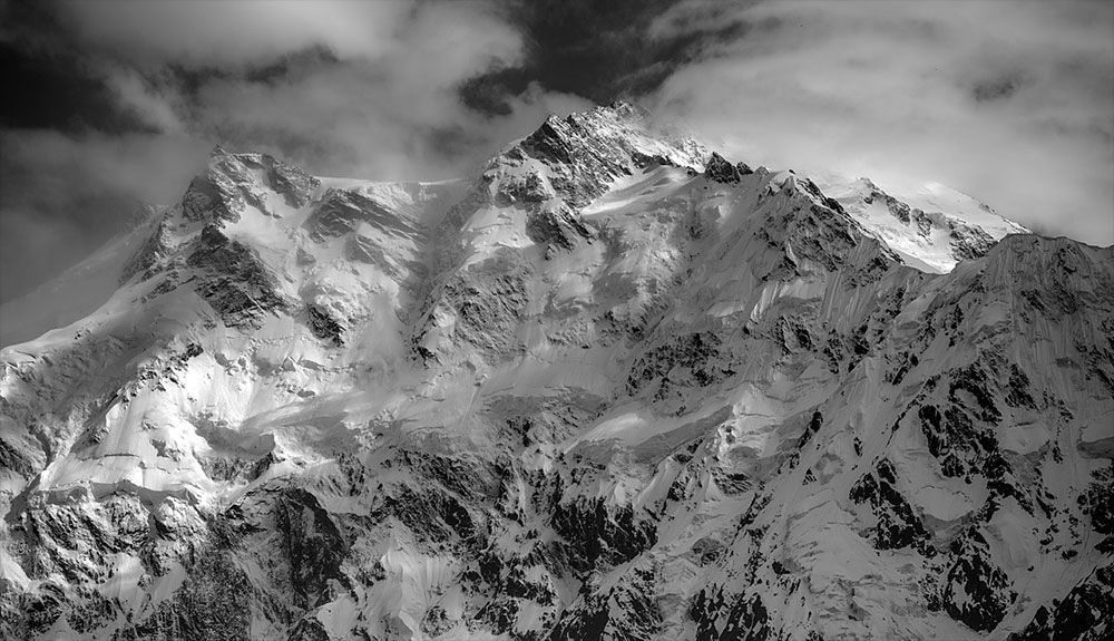 Por una montaña solitaria