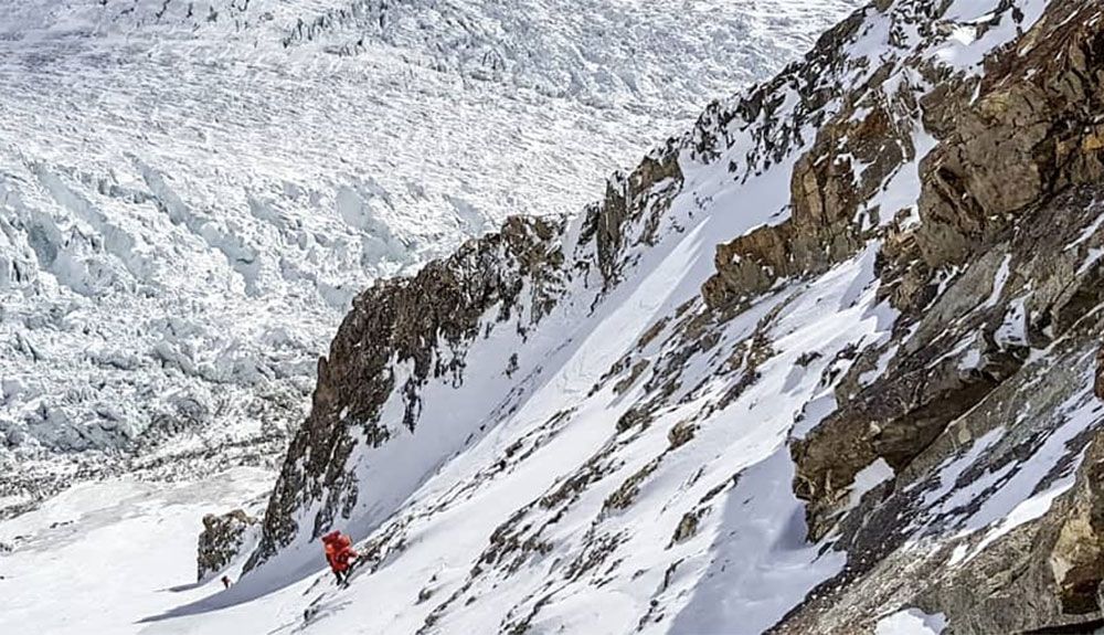 Alex Txikon avanza por la Pirámide Negra