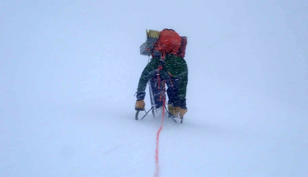 Durante el intento en estilo alpino del Langtang Lirung. Foto: Adam Bielecki Durante el intento en estilo alpino del Langtang Lirung. Foto: Adam Bielecki