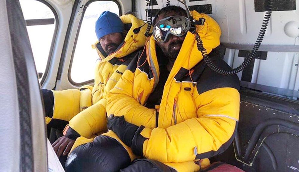 Los dos alpinistas indios evacuados del C2 del Kangchenjunga. Foto: Kailash Helicopters Los dos alpinistas indios evacuados del C2 del Kangchenjunga. Foto: Kailash Helicopters