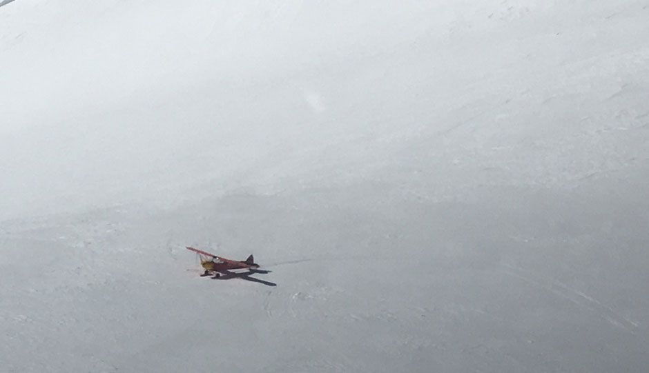 Dos montañeros tratan de llegar a la cima del Mont Blanc... ¡en avión!