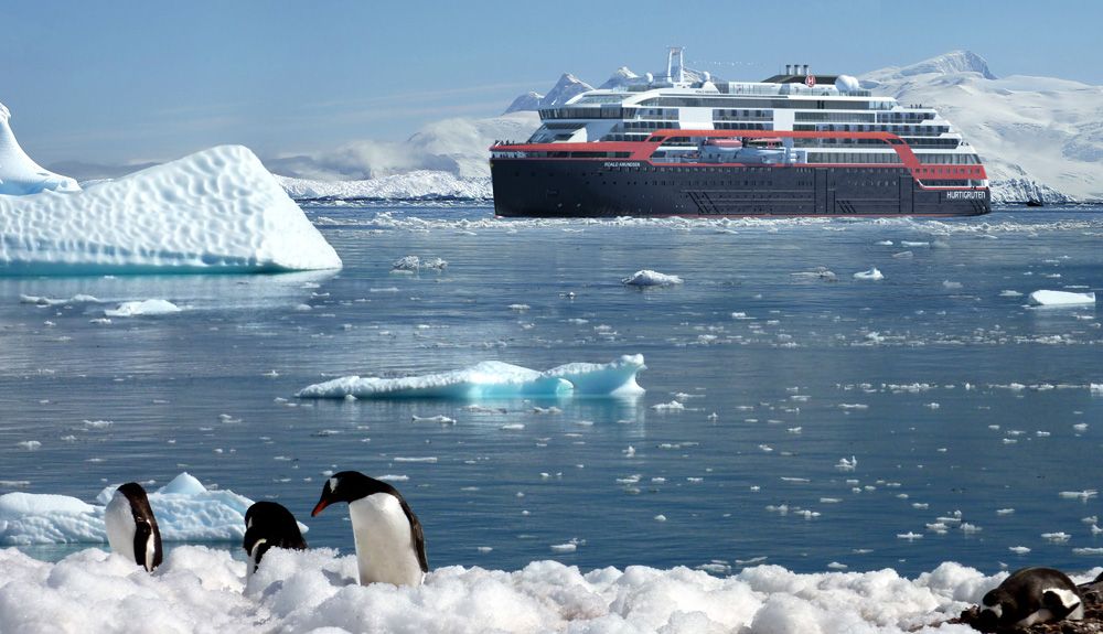 Amundsen da nombre al primer crucero bautizado en la Antártida