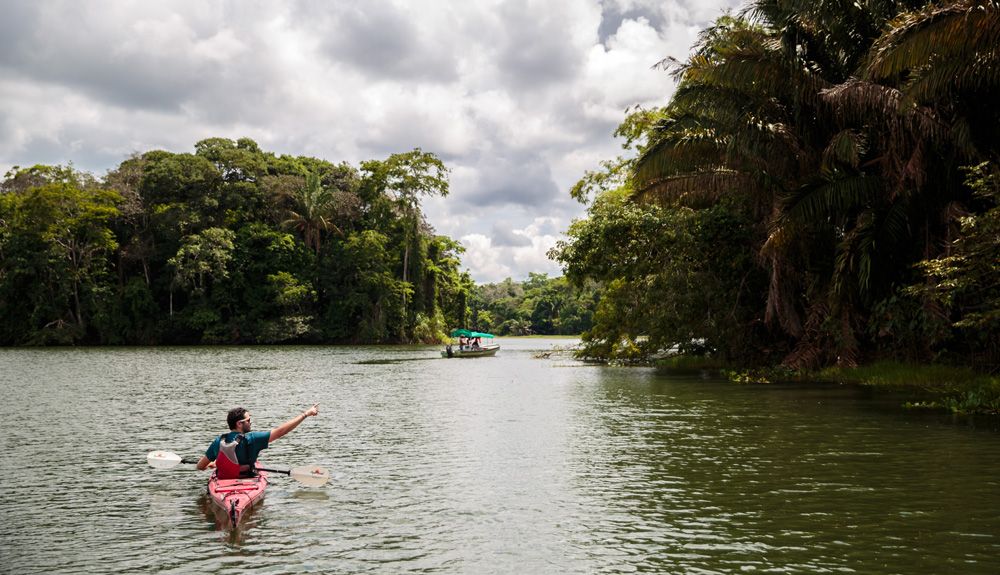 Kayak en el Canal de Panamá / FOTO: Hassen Salum