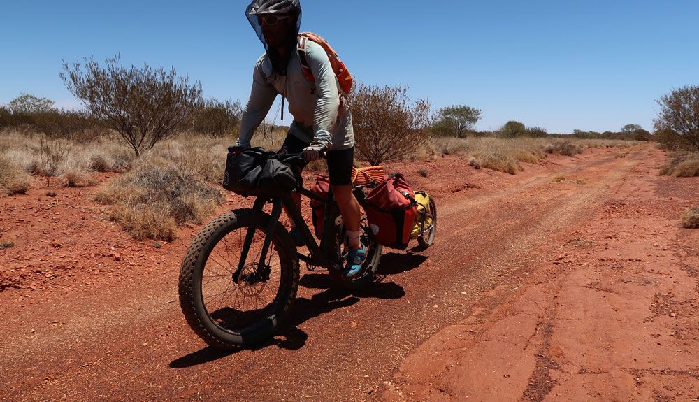 Juan Menéndez concluye con éxito su travesía por los desiertos australianos