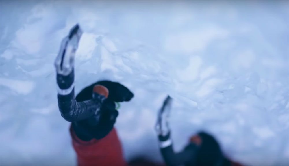 Asusta verlo: así colapsa una cascada de hielo
