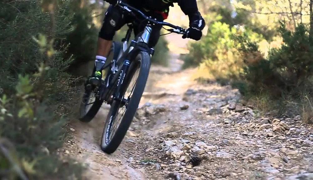 DownHill Motion by Tourneo y tres riders extremos de mountain bike
