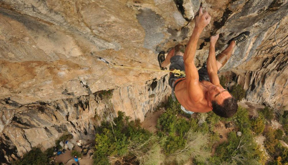 Karpos con el escalador Francisco Marín Novato