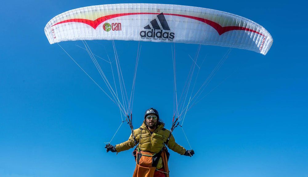 Antoine Girard sobrepasa los 8.100 metros en parapente en el Karakorum