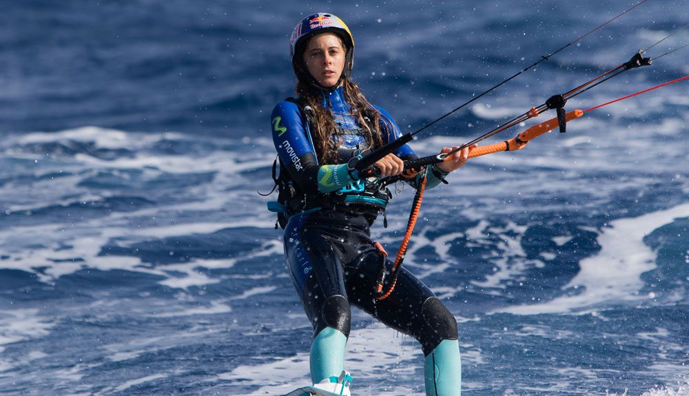 Gisela Pulido, primera mujer en superar una travesía en kitesurf por las Islas Canarias